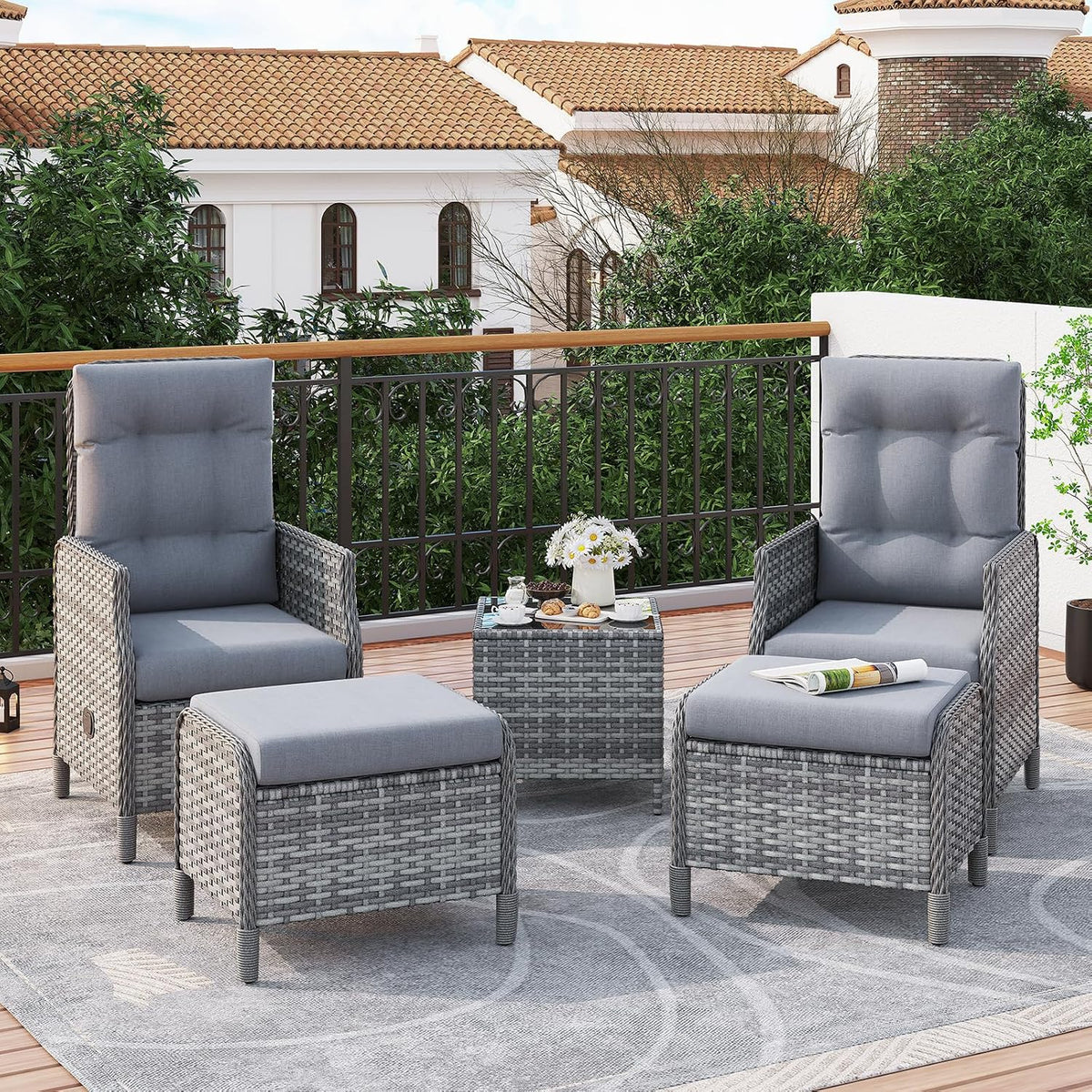 Juegos de conversación Amopatio, Juego de muebles de jardín de ratán con 2 sillones ajustables de ratán, 2 taburetes y mesa de cristal, resistente a